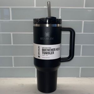 BRAND NEW (w blemish)
40 oz Stanley adventure quencher tumbler
Color: Black